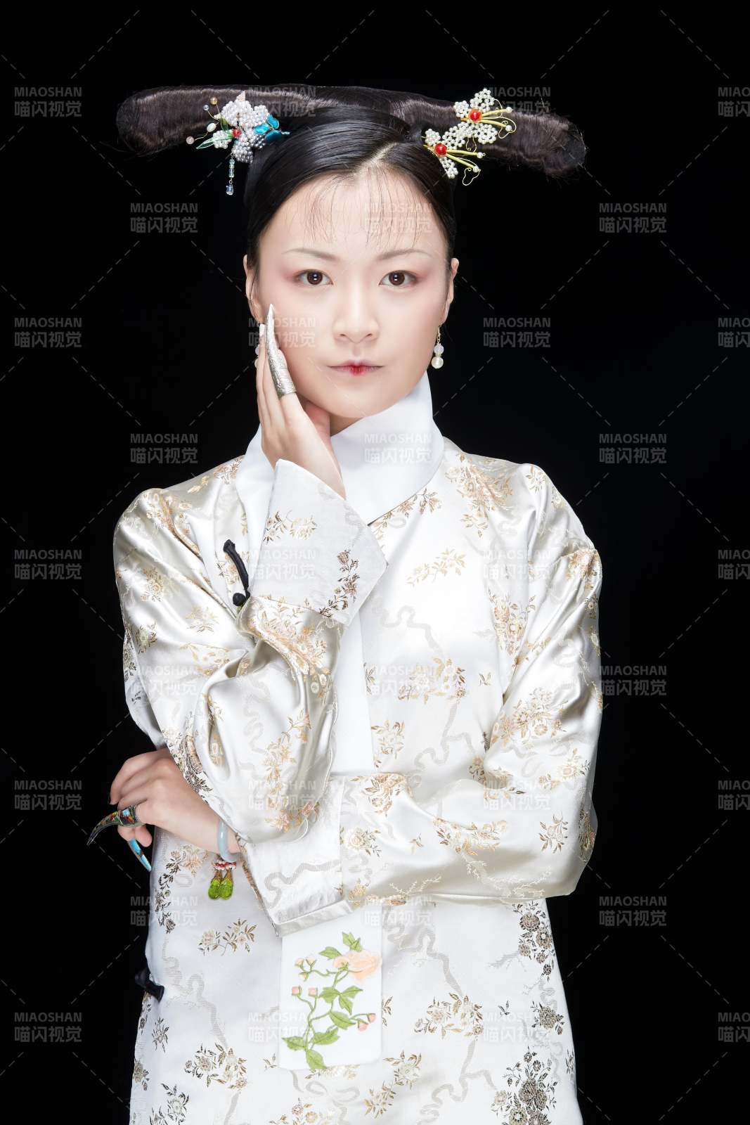 黑色背景下的清代女性古装造型清朝古装图片