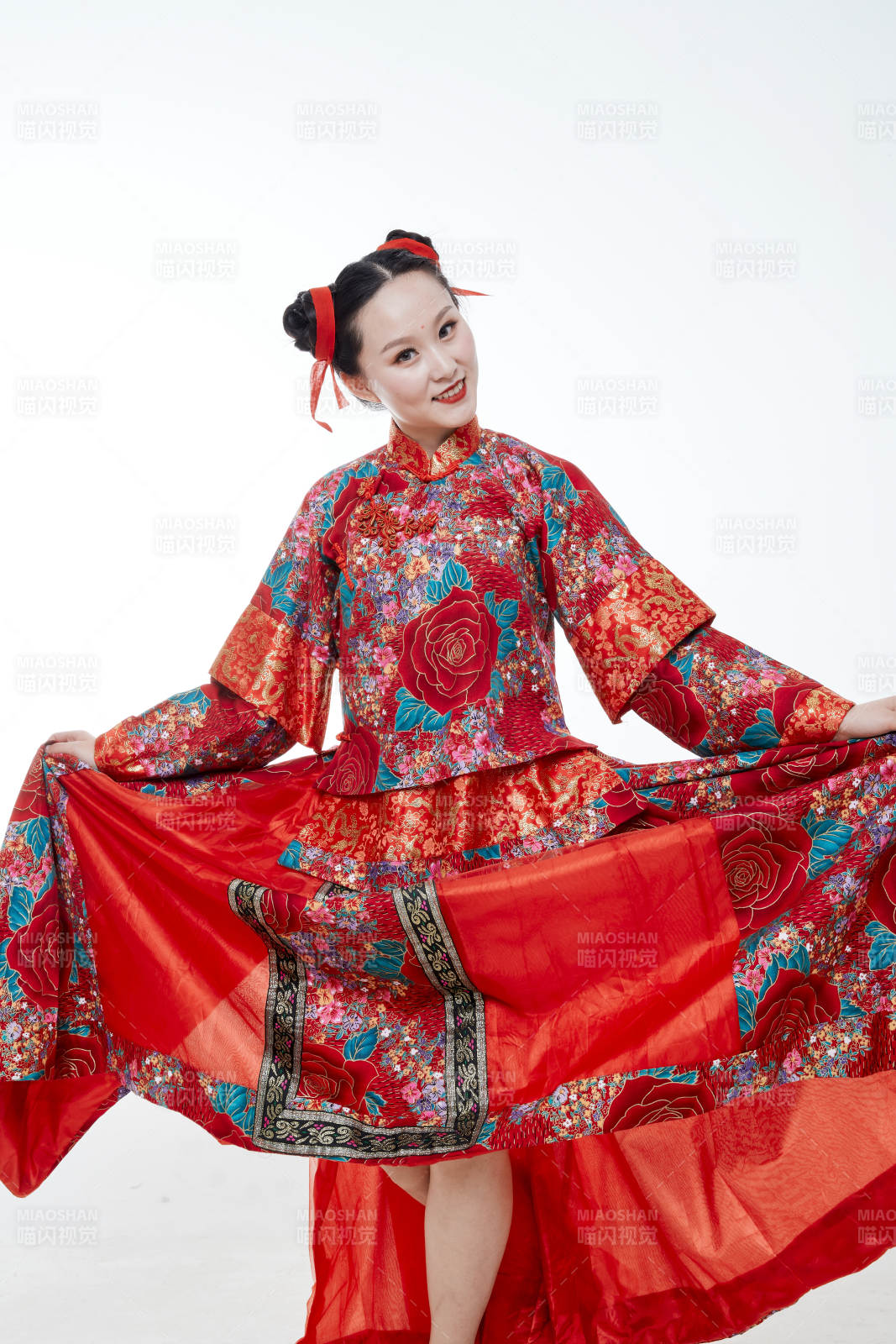 身穿中国传统服饰的青年女性图片