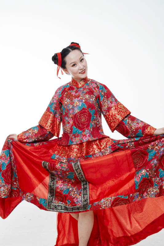 身穿中国传统服饰的青年女性图片