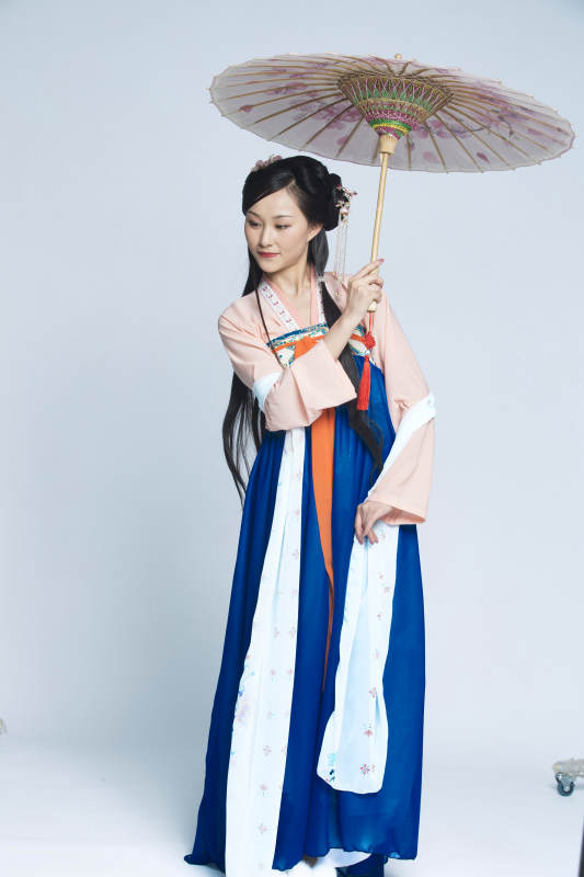 身穿古装的汉服女性人像汉服影棚拍摄图片