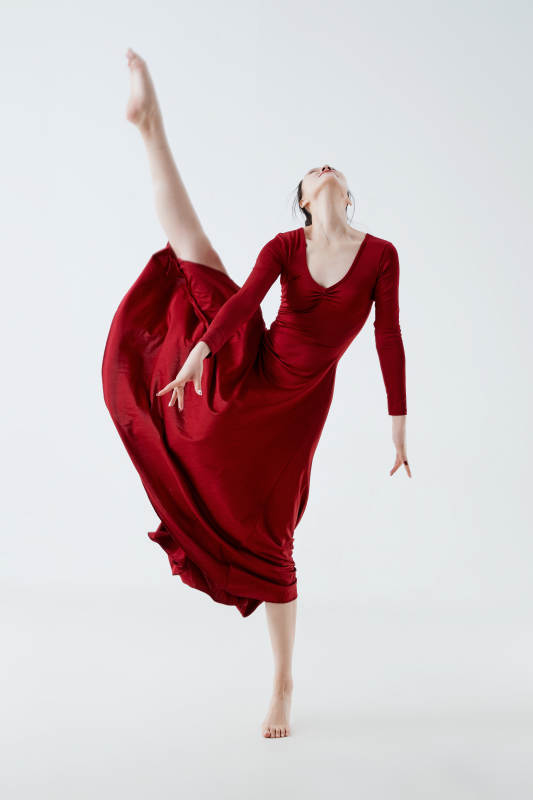 穿着红色长裙翩翩起舞的少女图片