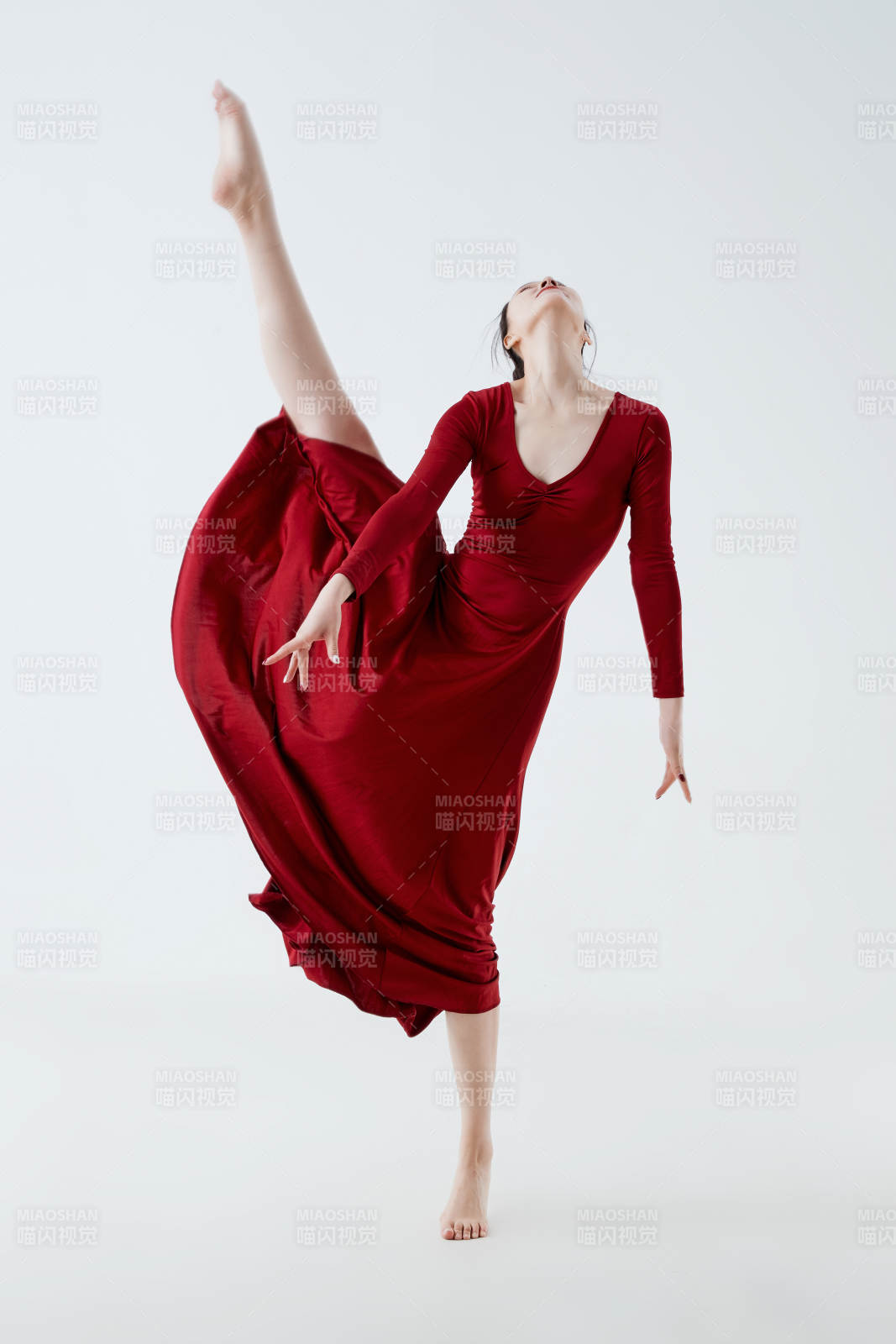 穿着红色长裙翩翩起舞的少女图片