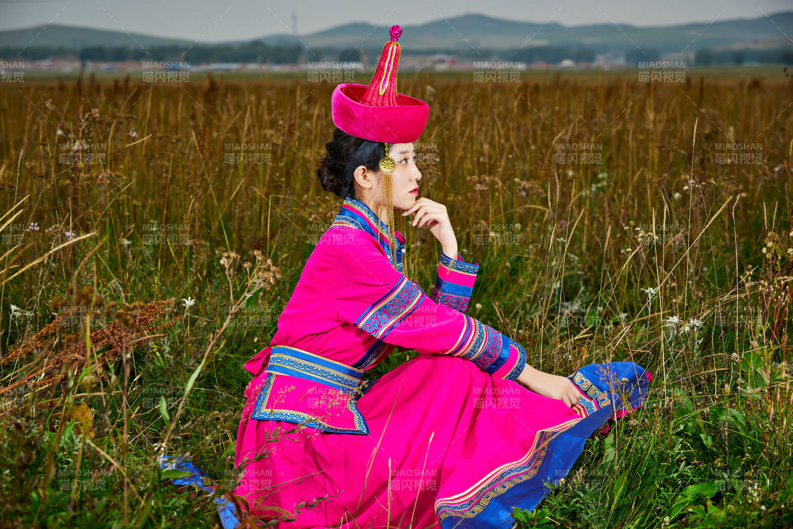 草原上身穿豪华蒙古族服饰的蒙族少女图片