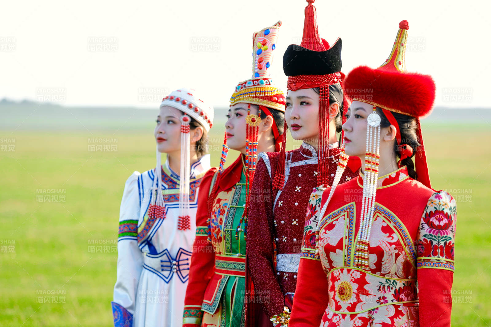 草原上穿着蒙古族传统服饰的亚洲年轻美少女图片