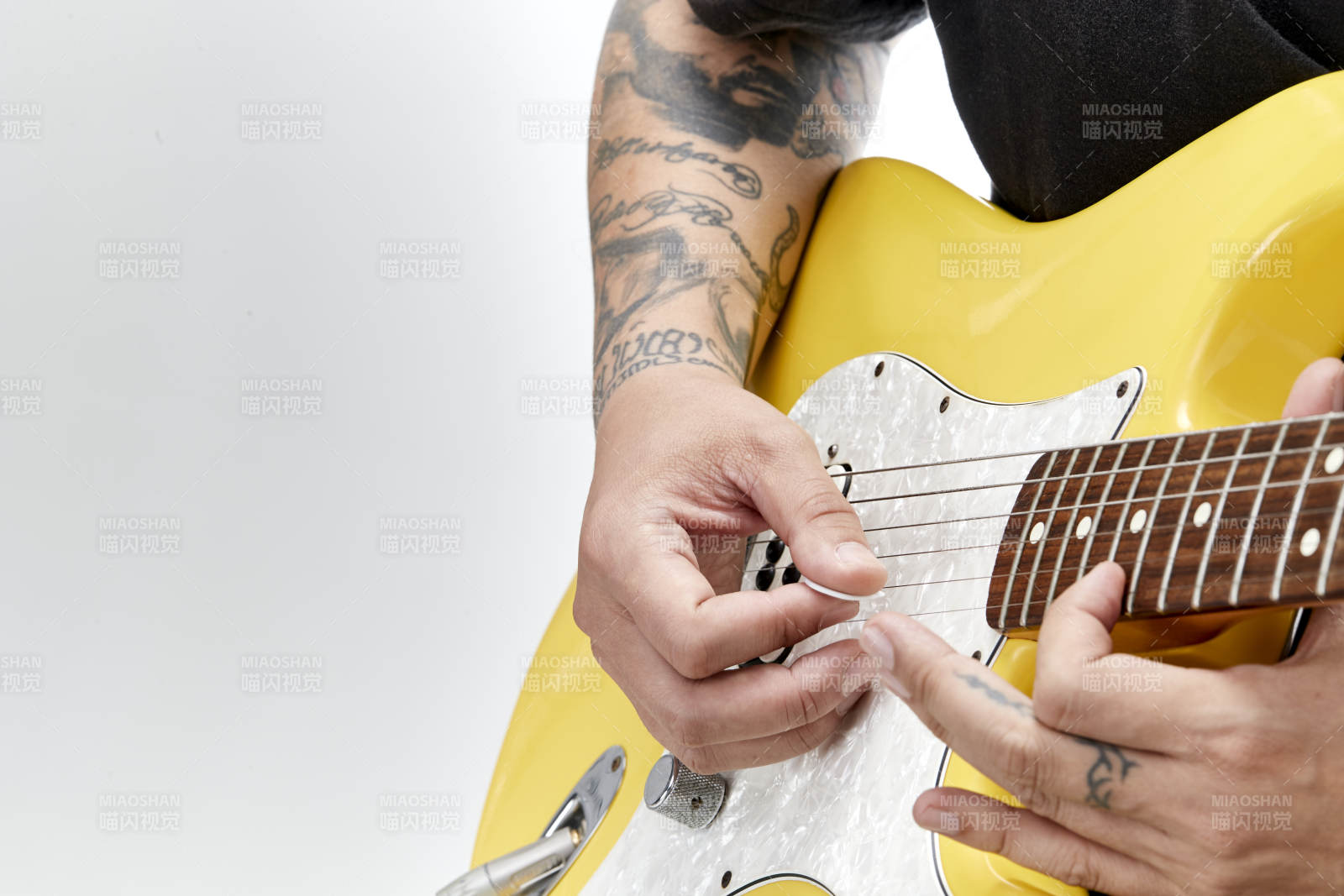 示范演奏摇滚电吉他的亚洲男性乐手人像局部特写图片