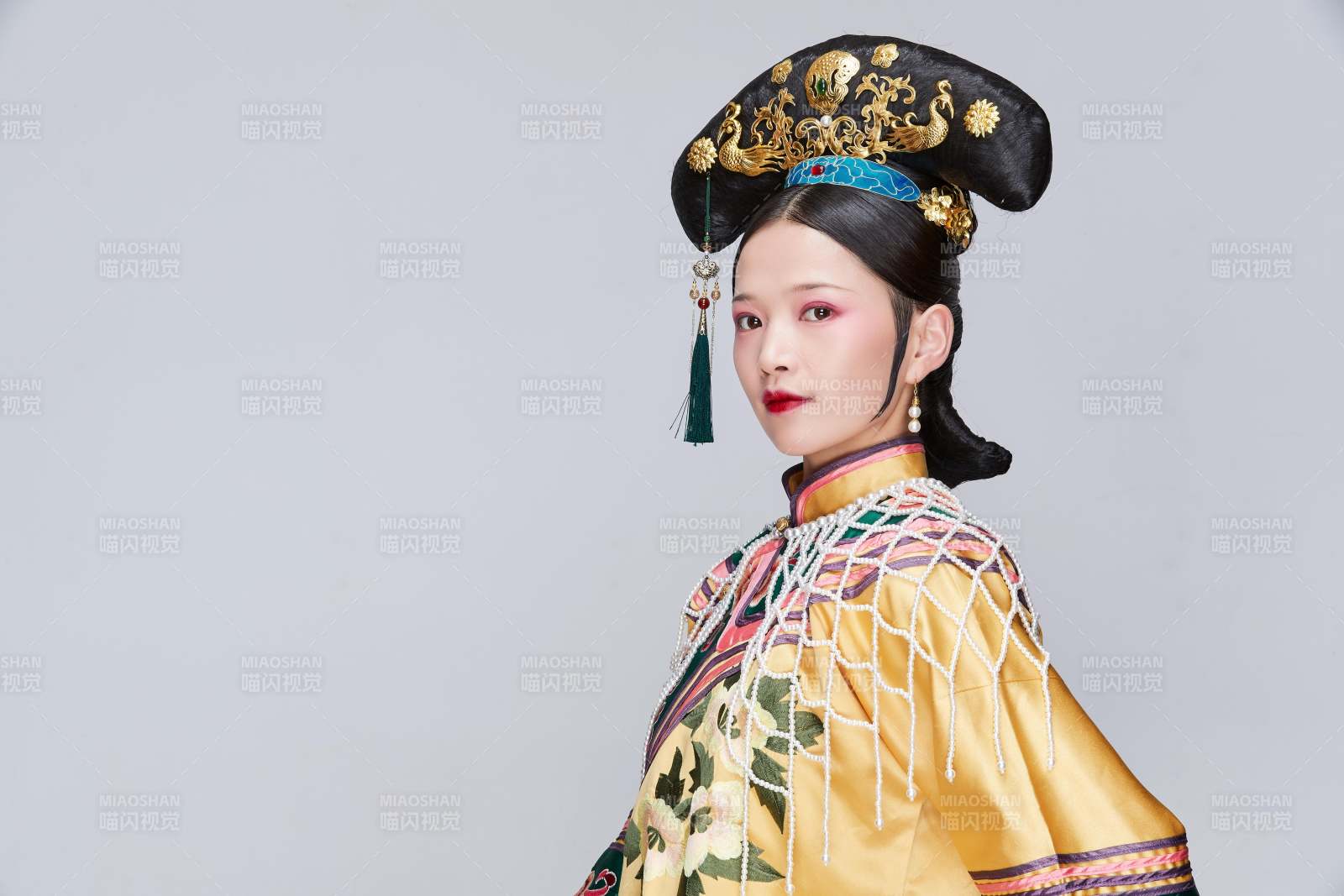 白色背景下的清代女性古装造型清朝古装图片