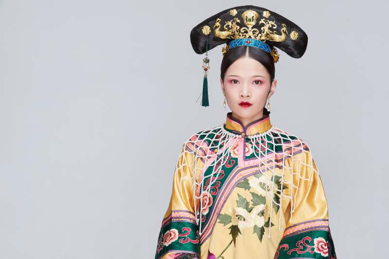 白色背景下的清代女性古装造型清朝古装图片