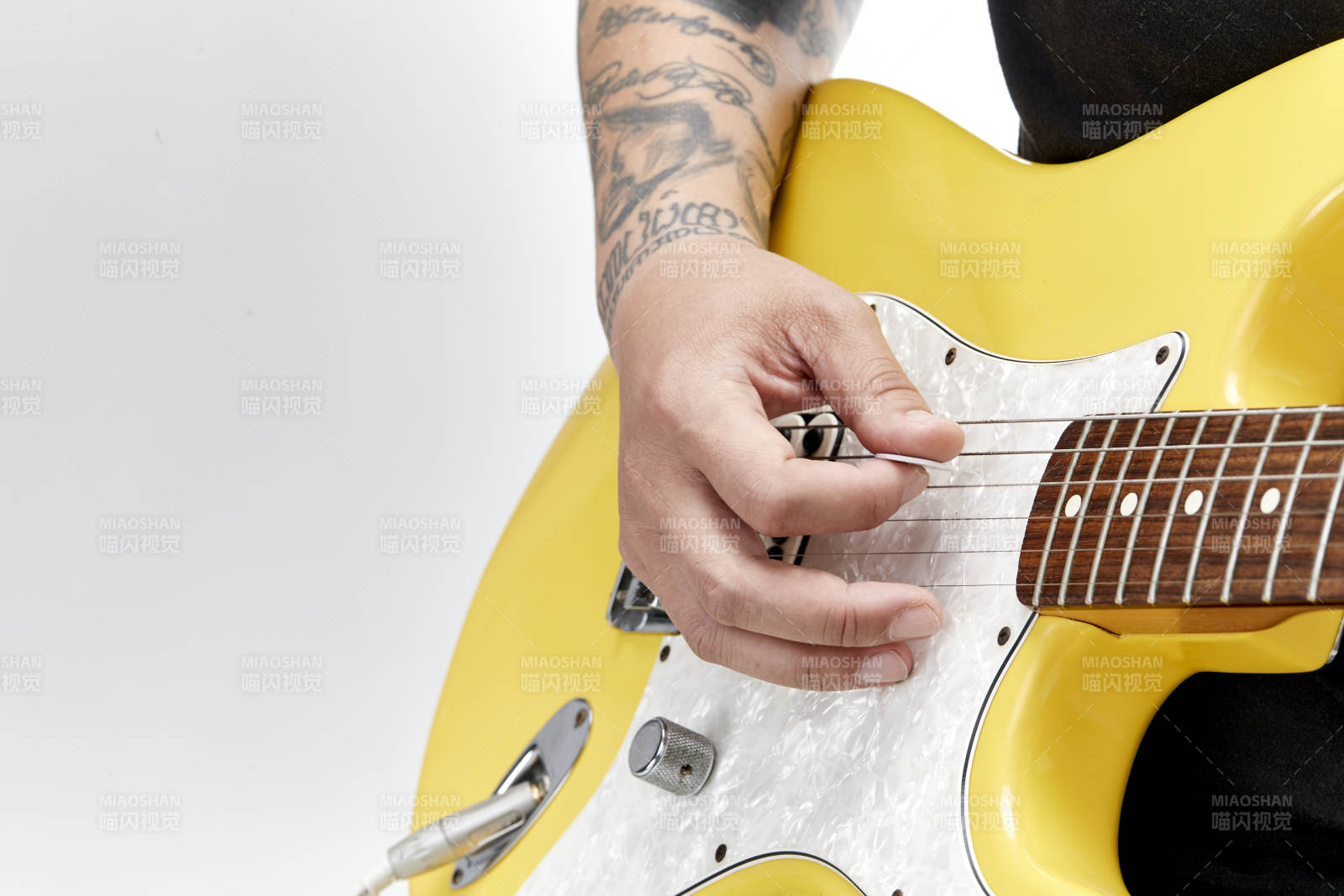 示范演奏摇滚电吉他的亚洲男性乐手人像局部特写图片