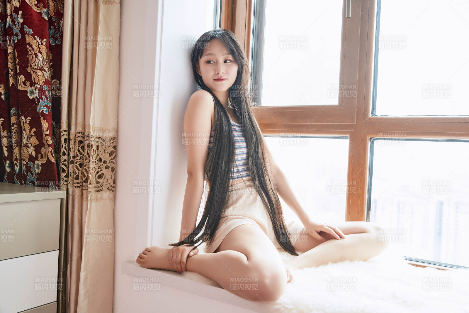 躺在舒适的飘窗上听音乐追剧的亚洲少女图片