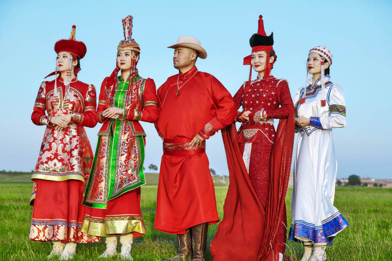 草原上穿着蒙古族传统服饰的人像群像图片