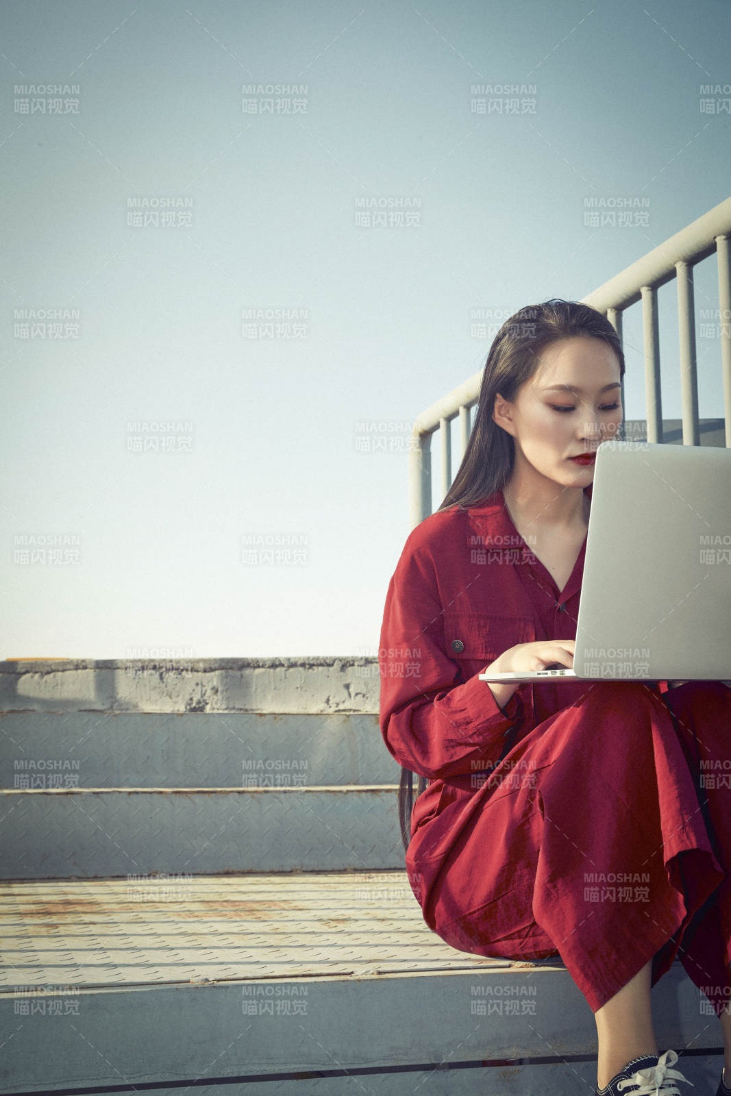 亚洲商务年轻女性在楼顶停机坪使用电脑办公图片