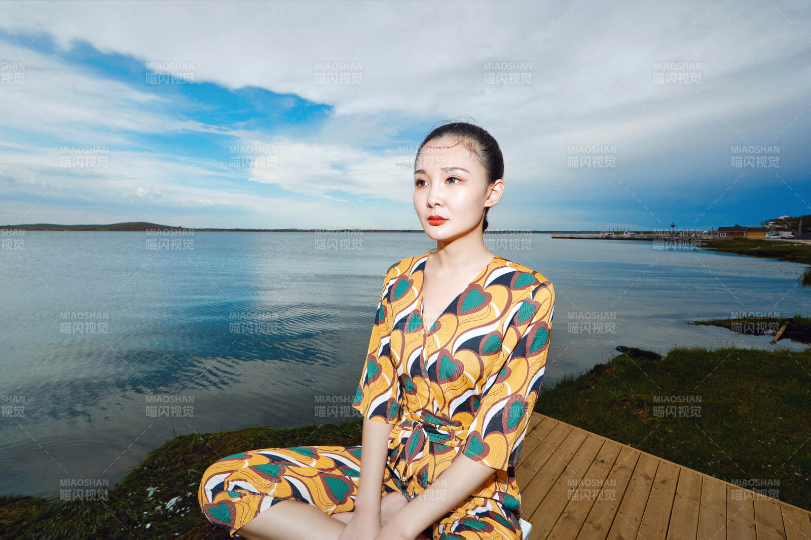 悠闲的坐在美丽湖岸码头的亚洲年轻女性人像图片