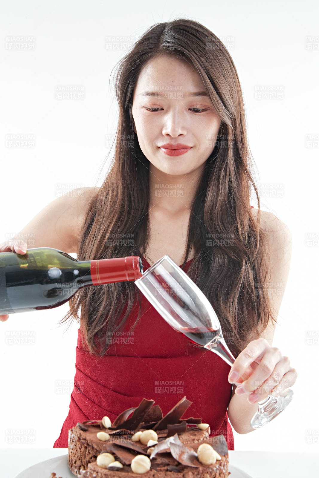 喝红酒品尝蛋糕的年轻女性图片