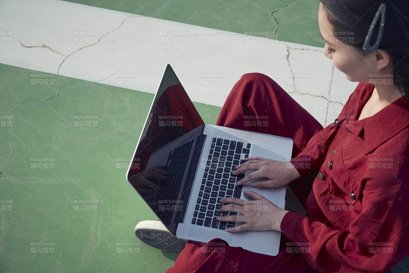 亚洲商务年轻女性在楼顶停机坪使用电脑办公图片