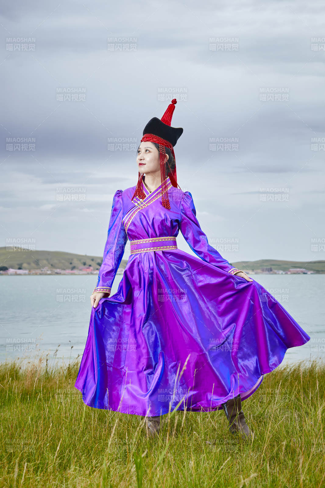 草原上身穿豪华蒙古族服饰的蒙族少女图片