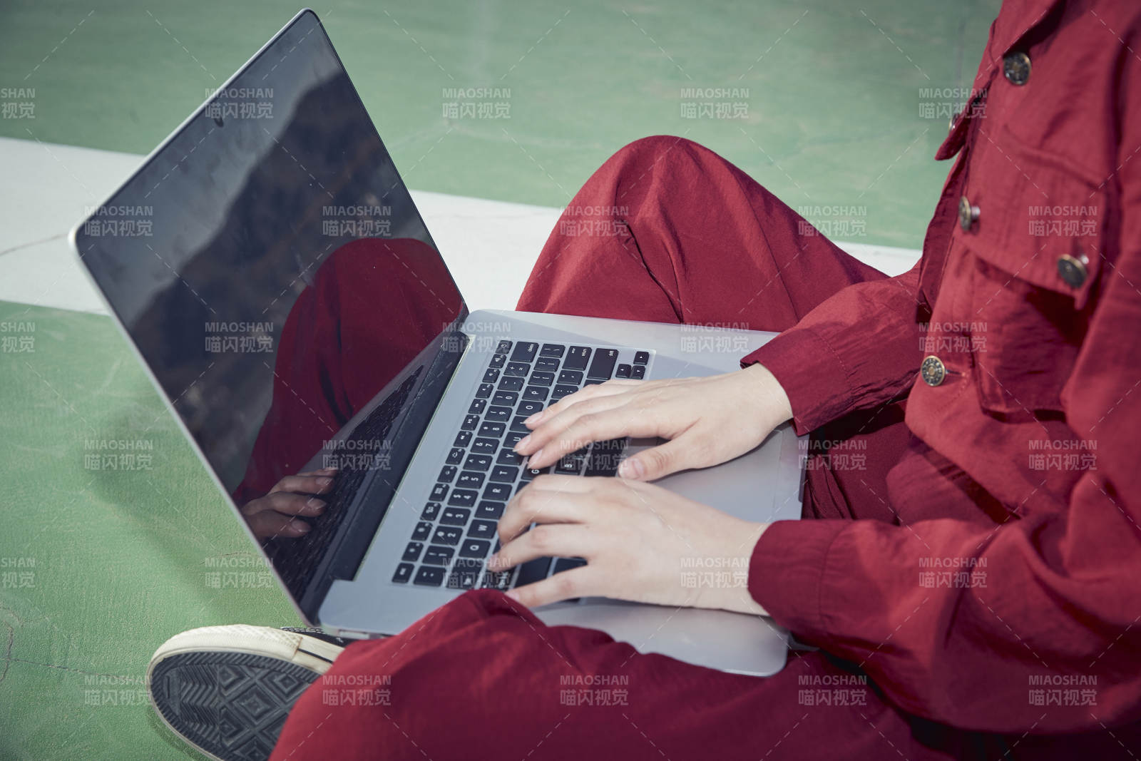 亚洲商务年轻女性在楼顶停机坪使用电脑办公图片