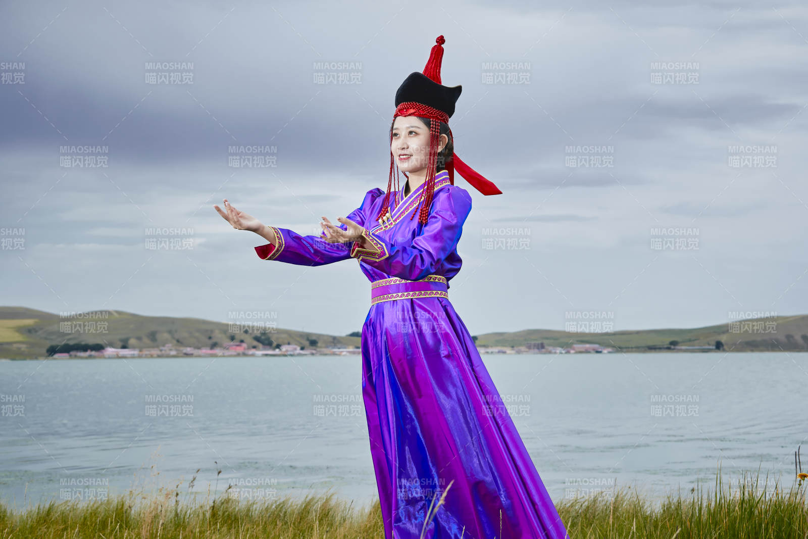 草原上身穿豪华蒙古族服饰的蒙族少女图片