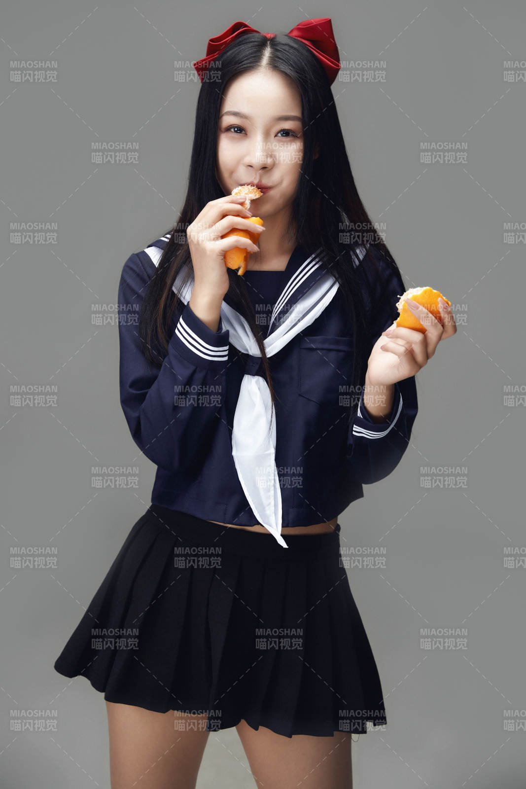 吃水果的亚洲东方长发少女图片