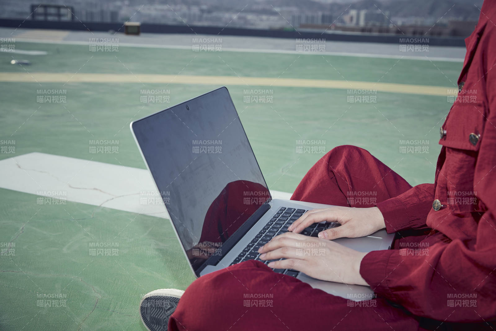 亚洲商务年轻女性在楼顶停机坪使用电脑办公图片