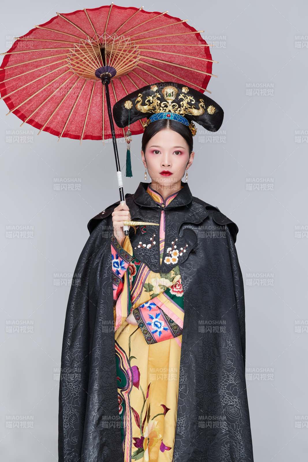 白色背景下的清代女性古装造型清朝古装图片