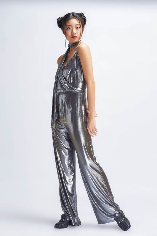 白色背景前的亚洲女性舞者图片