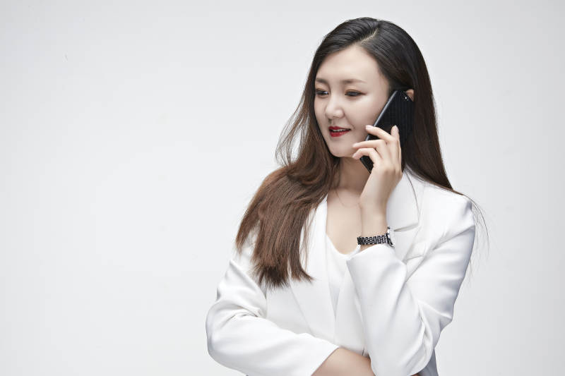 影棚拍摄白色背景亚洲年轻女性商务人像图片