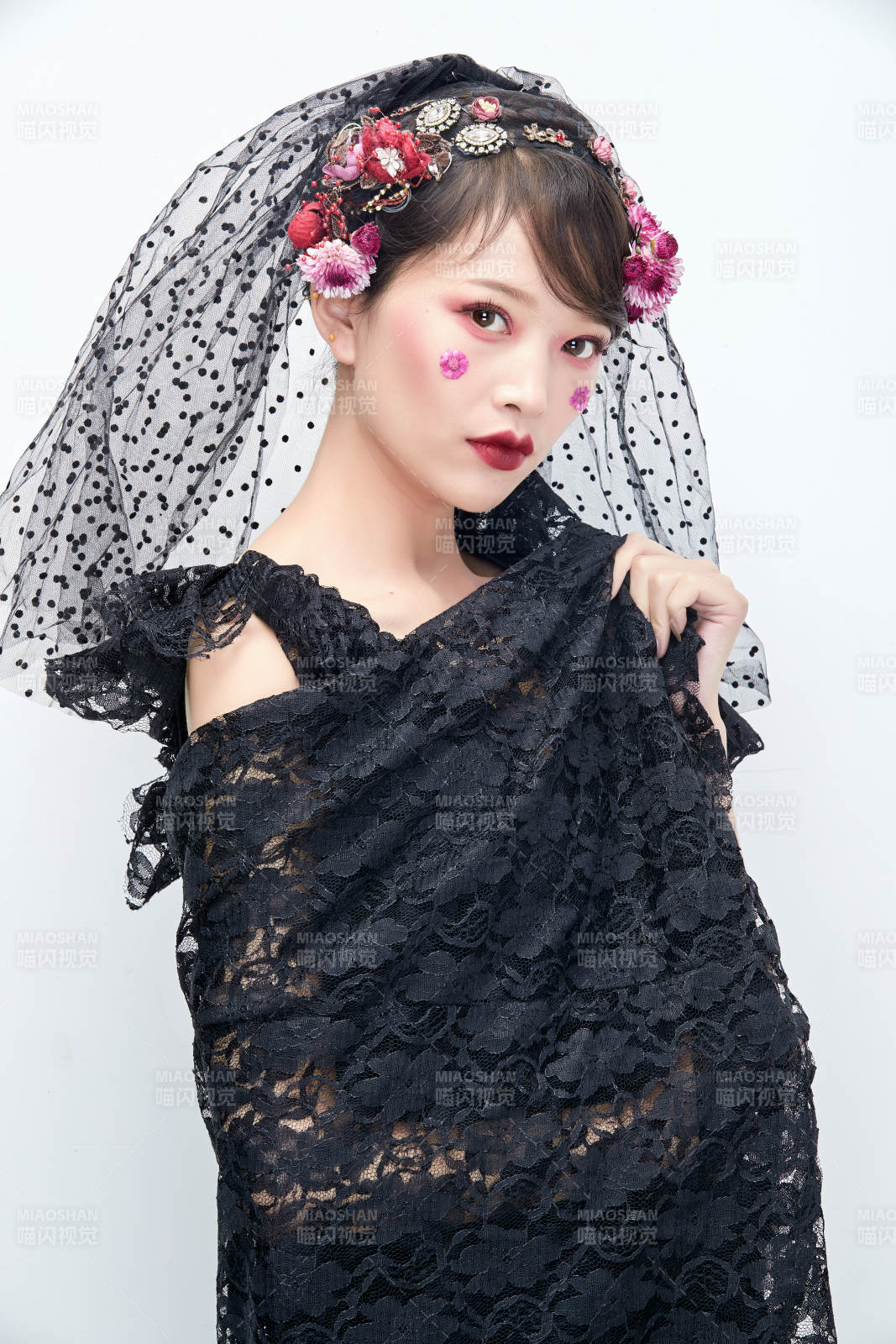 白色背景下的新娘彩妆美女人像图片