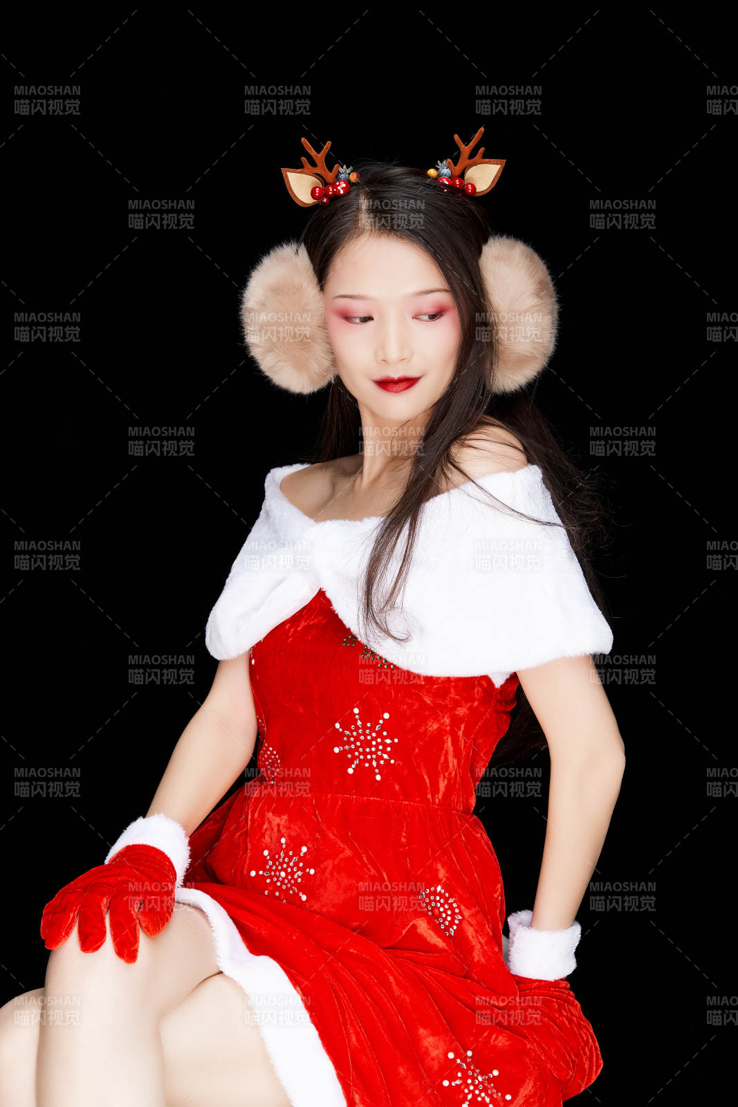 身穿圣诞服饰手提购物袋性感可爱的圣诞女郎图片