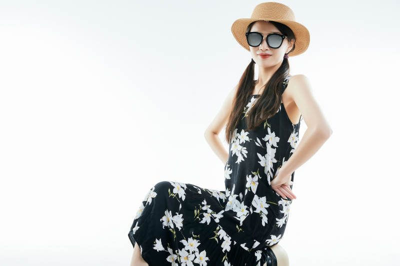 白色背景下准备出发旅行的美丽东方女大学生图片