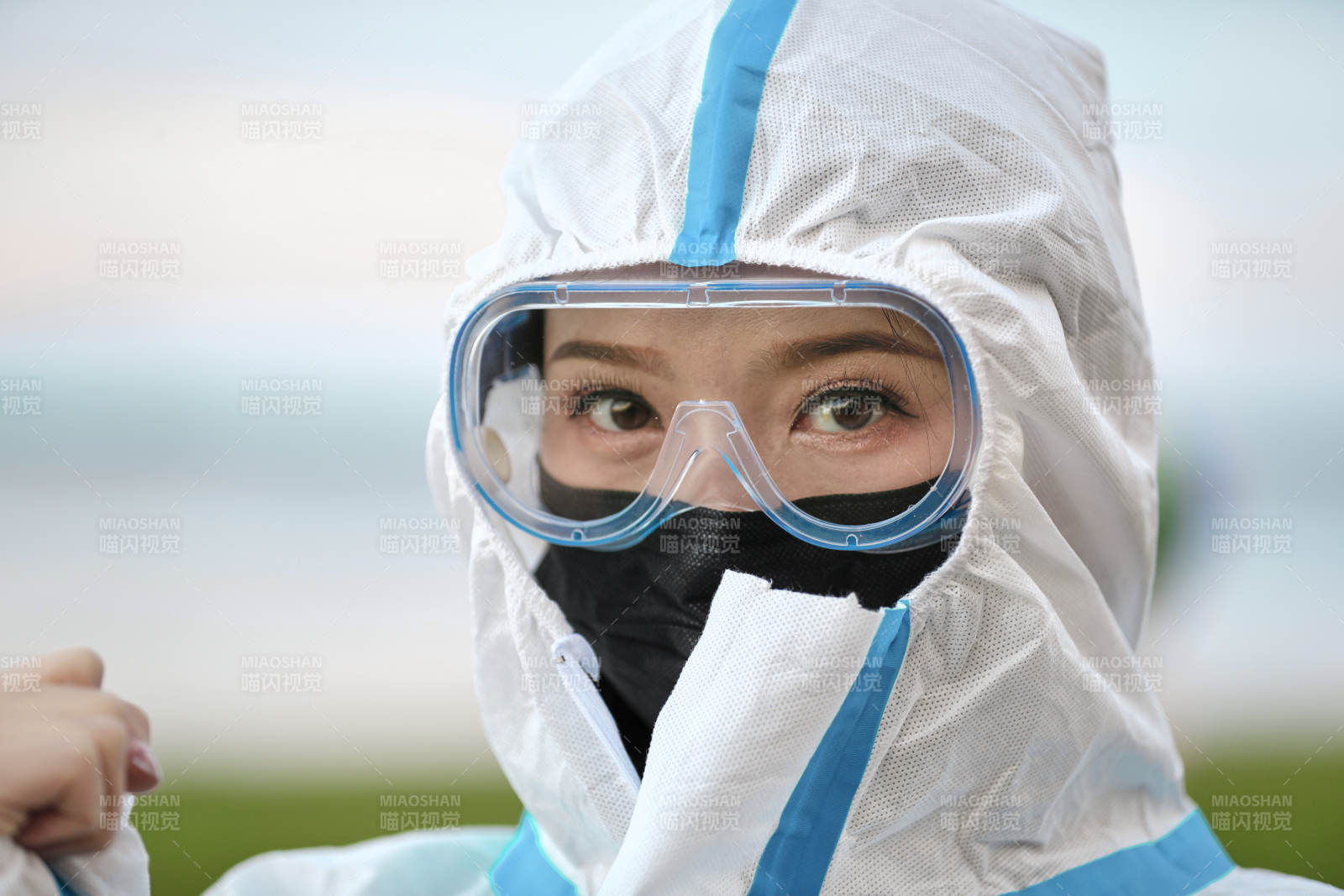 穿白色防护服佩戴护目镜口罩的女性防护人员图片