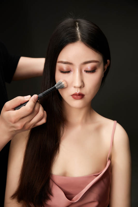 进行美妆化妆的化妆师与模特图片
