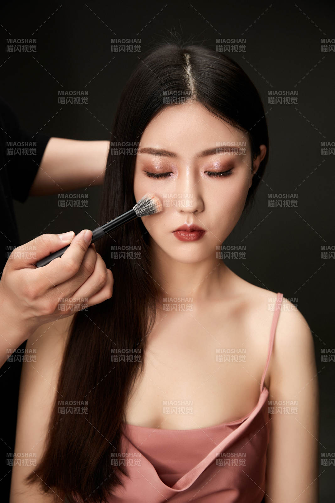 进行美妆化妆的化妆师与模特图片