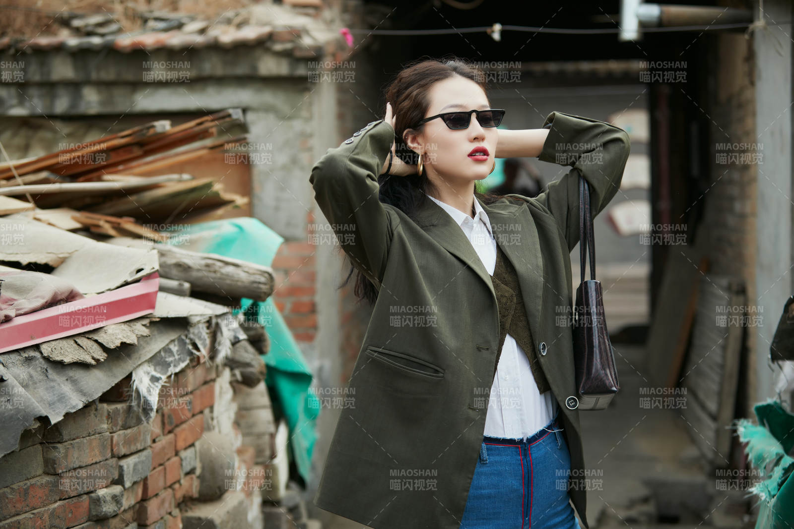 老旧城区里穿着复古港风的美丽清纯少女图片