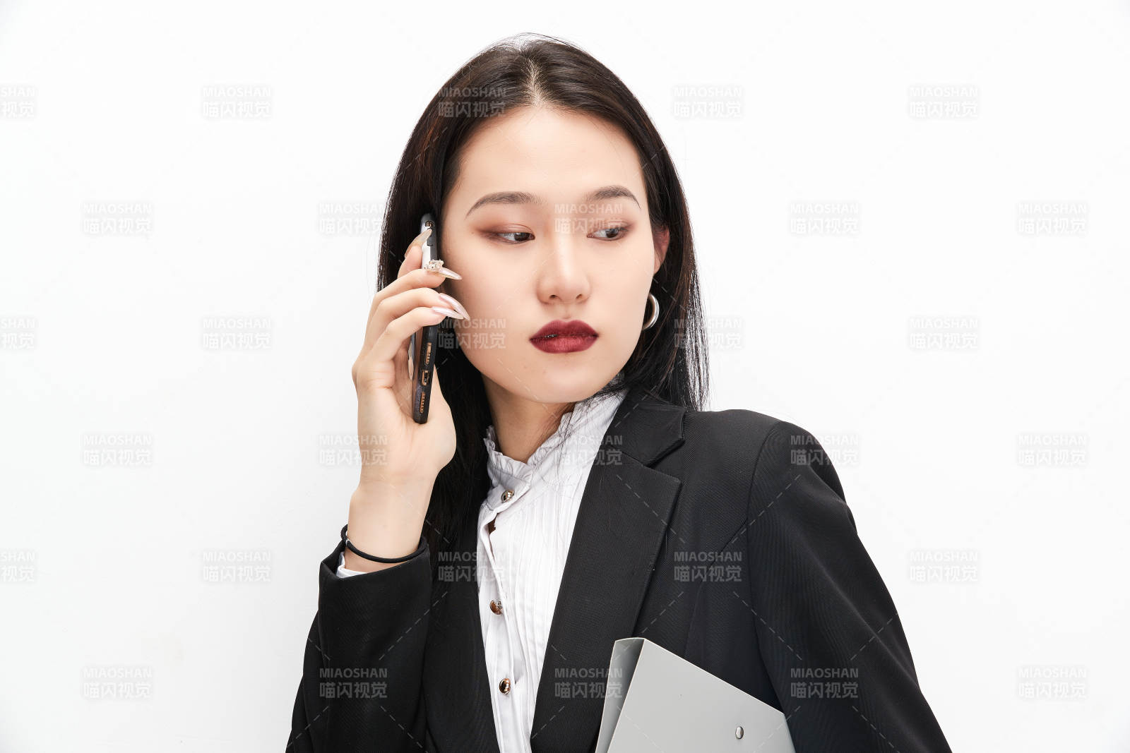 身穿西服拿着文件夹的美丽商务女士图片