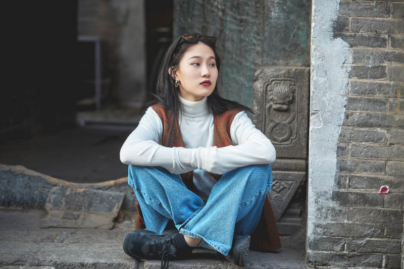 老旧城区里穿着复古港风的美丽清纯少女图片