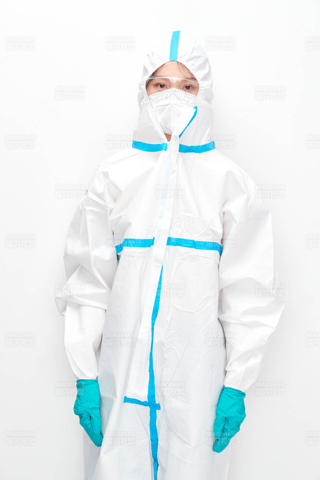 穿白色防护服佩戴护目镜口罩的女性医疗人员图片