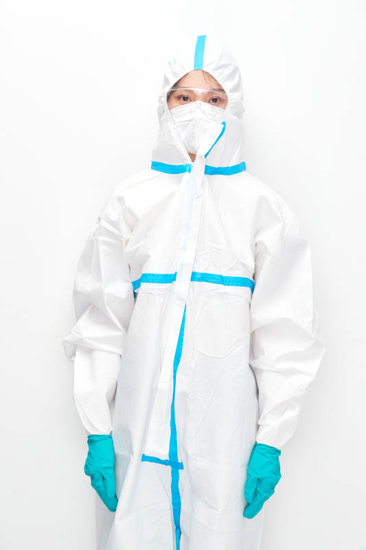 穿白色防护服佩戴护目镜口罩的女性医疗人员图片