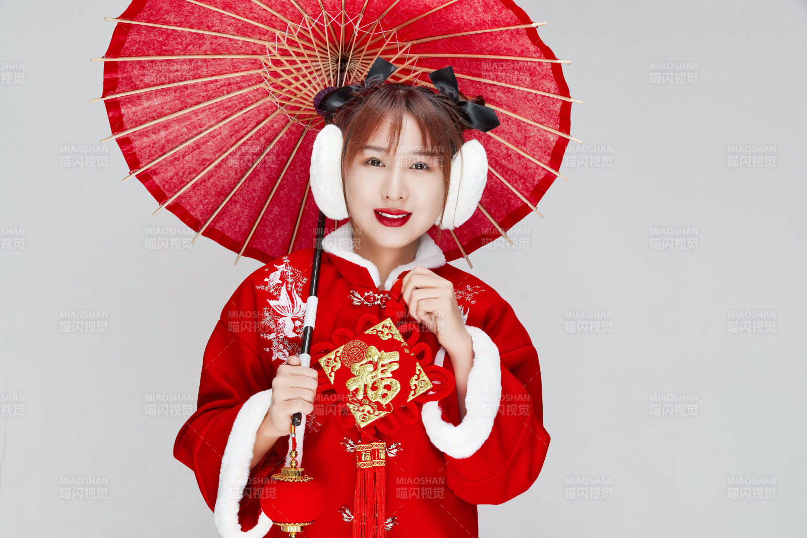 手打油纸伞手提红灯笼身穿喜庆汉服的可爱少女图片