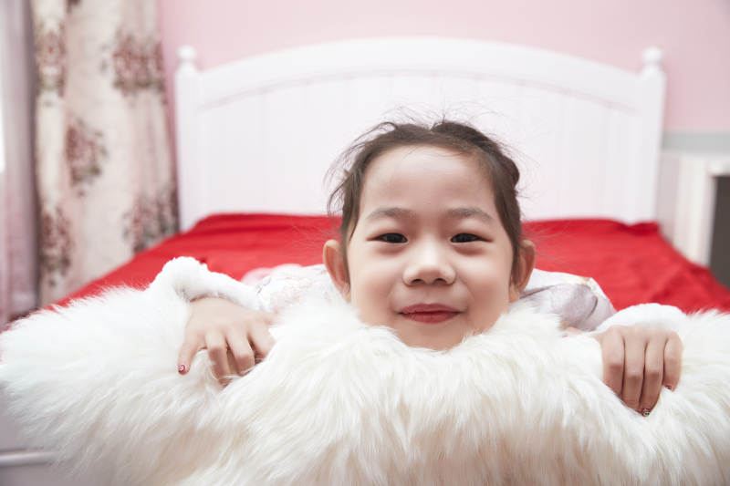 在家玩耍的亚洲小女孩图片