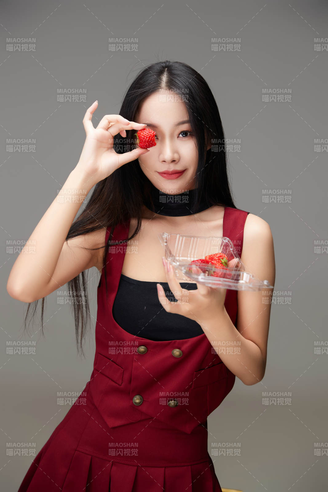 吃水果的亚洲东方长发少女图片