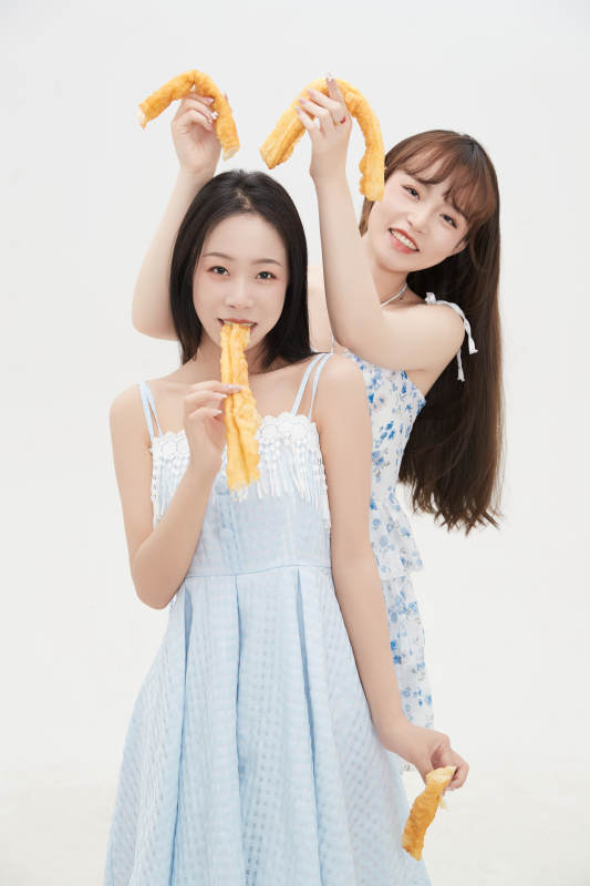 吃油条的亚洲可爱美女闺蜜图片
