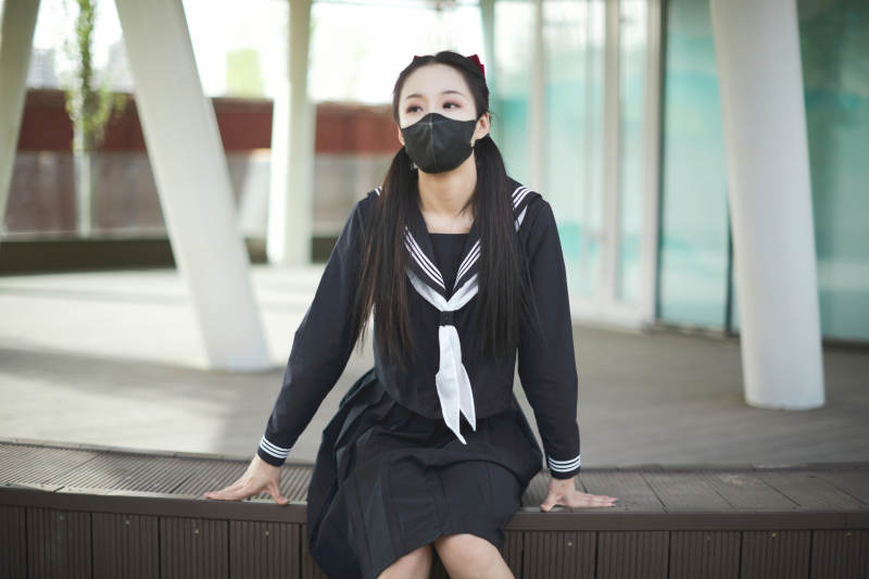 日系户外公园穿jk校服的少女图片