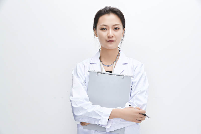 白色背景下手持病历夹的巡查医生人像图片