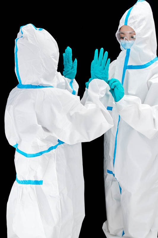 穿白色防护服佩戴护目镜口罩的防疫人员图片