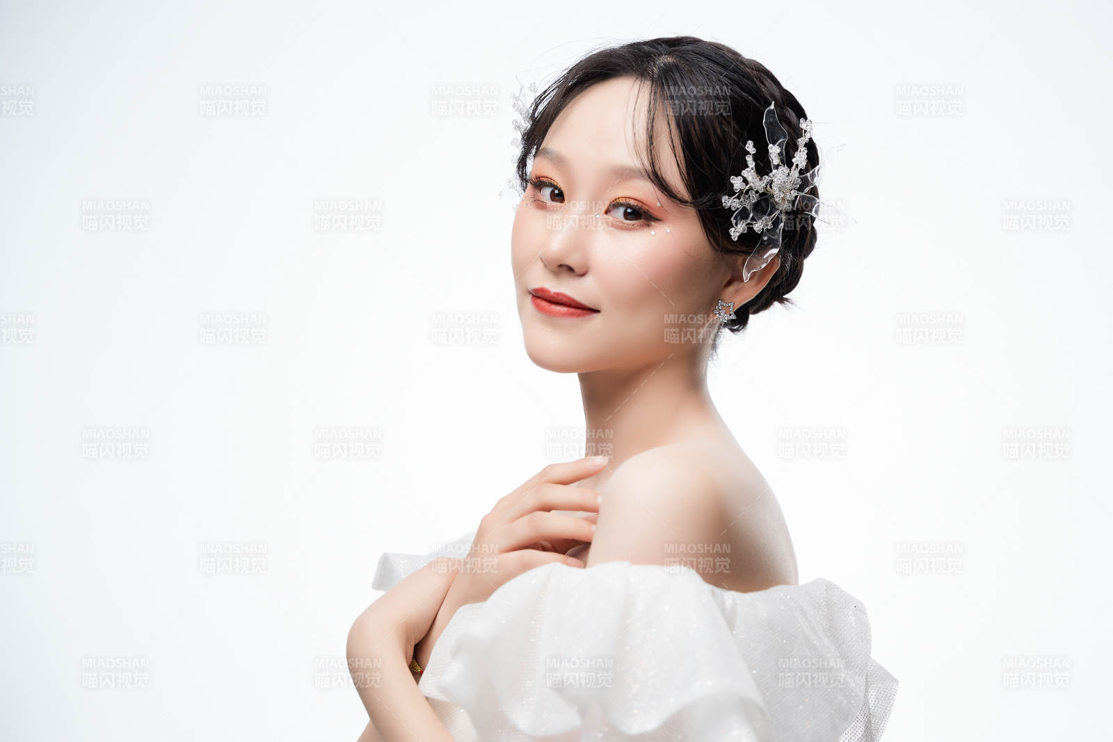 女性婚纱妆面图片