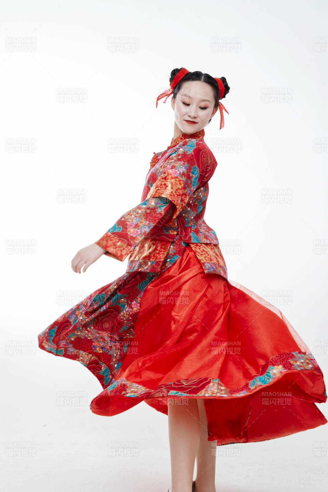 身穿中国传统服饰的青年女性图片