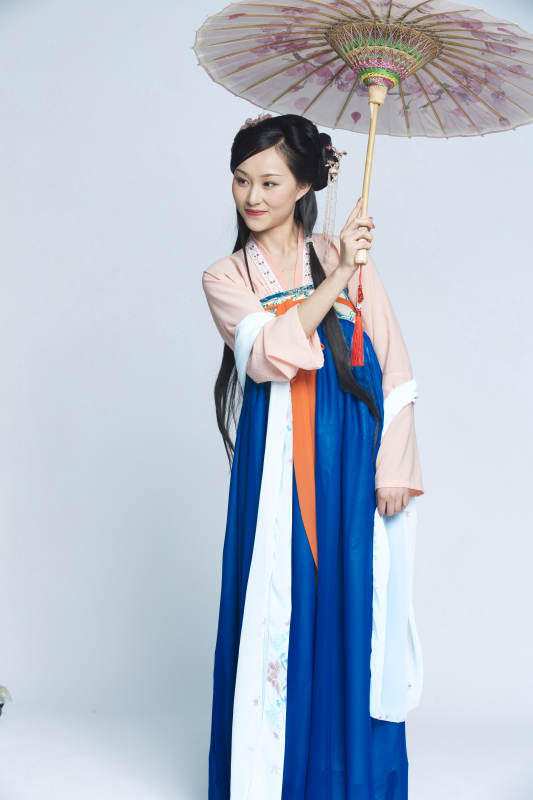 身穿古装的汉服女性人像汉服影棚拍摄图片