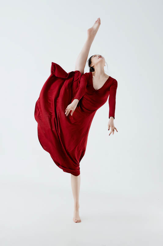 穿着红色长裙翩翩起舞的少女图片