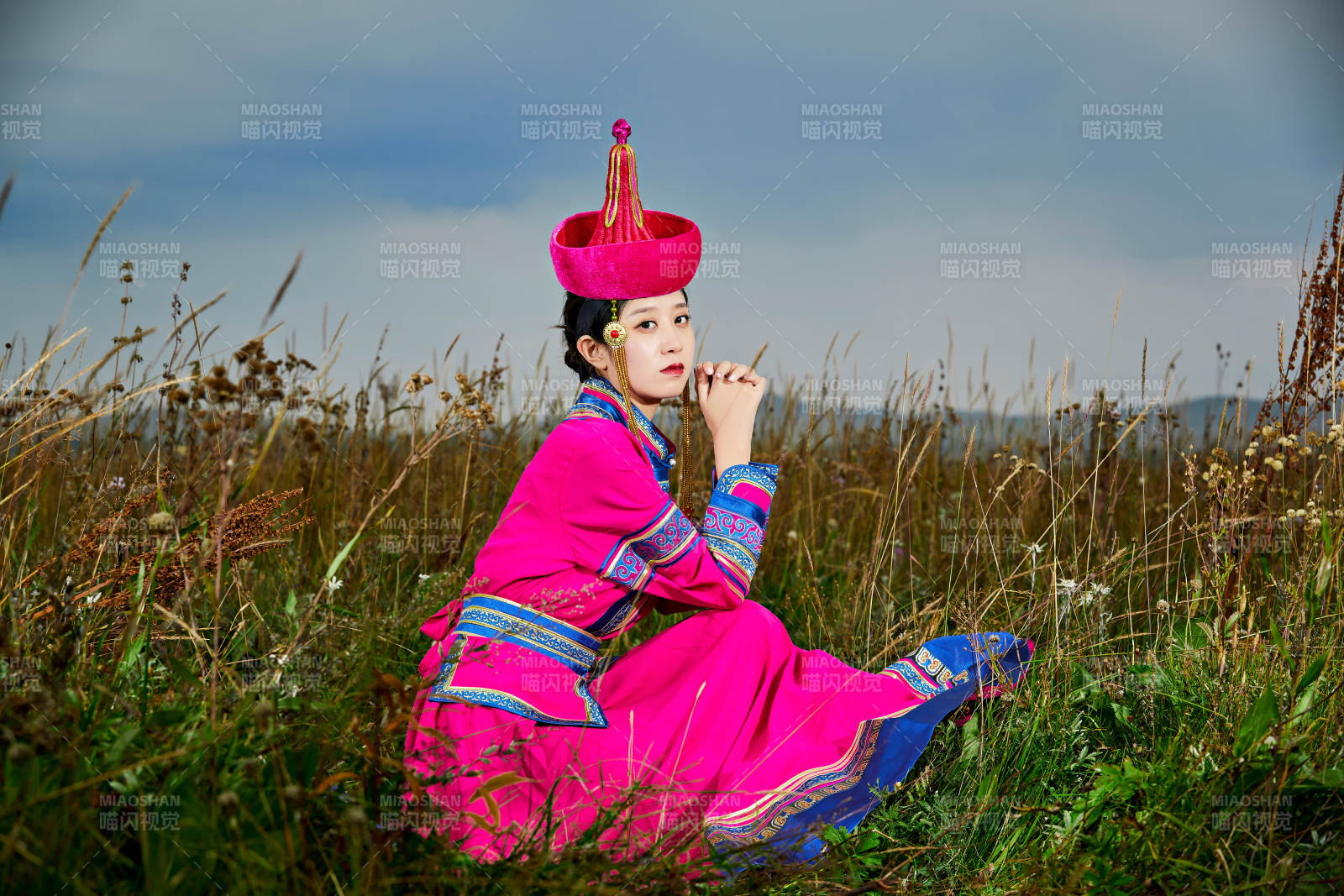 草原上身穿豪华蒙古族服饰的蒙族少女图片