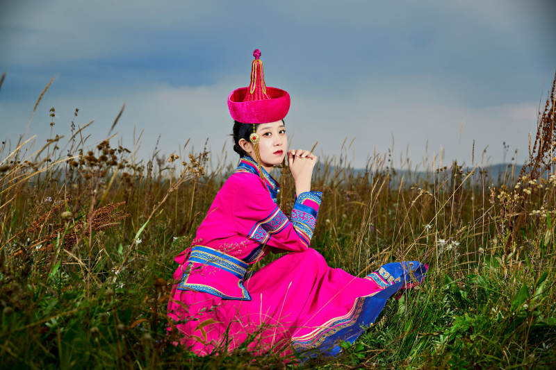 草原上身穿豪华蒙古族服饰的蒙族少女图片